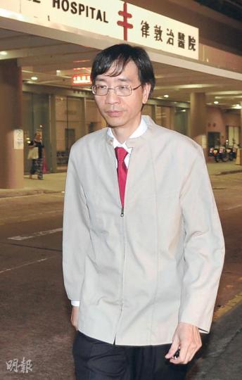 港大微生物學系教授袁國勇正助查DG美容集團事件,昨黃昏更到灣仔律敦治醫院,了解曾接受「DR-CIK療化」而仍留院的病人狀况,但他以病人私隱為由不肯透露調查詳情。(衛永康攝)(明報製圖) 港大微生物學系教授袁國勇正助查DG美容集團事件,昨黃昏更到灣仔律敦治醫院,了解曾接受「DR-CIK療化」而仍留院的病人狀况,但他以病人私隱為由不肯透露調查詳情。(衛永康攝)(明報製圖)