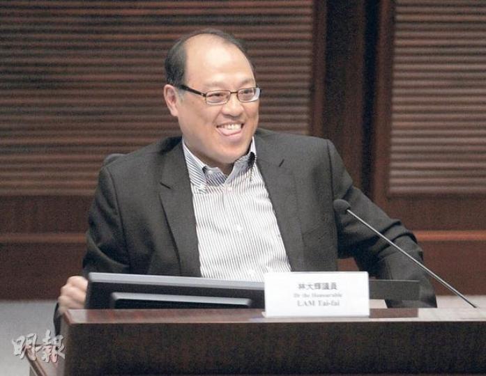 立法會聽日選主席,噚日舉行論壇,建制派林大輝笑笑口質疑民建聯曾鈺成同特首梁振英一樣,都係同中央關係密切,真係估佢唔到。(余俊亮攝) 立法會聽日選主席,噚日舉行論壇,建制派林大輝笑笑口質疑民建聯曾鈺成同特首梁振英一樣,都係同中央關係密切,真係估佢唔到。(余俊亮攝)