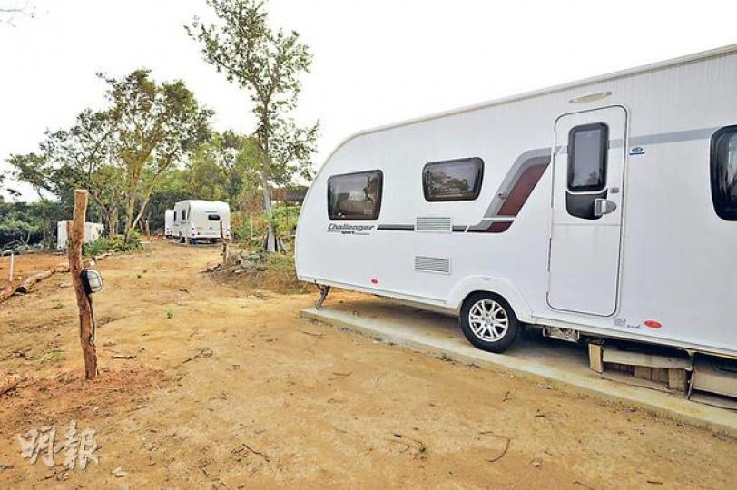 大嶼山南部水口灣一幅約2公頃的林地遭夷平,引入了4部外國旅行露營車,每輛車旁邊安裝了分體式冷氣機。(葉家豪攝)大嶼山水口灣一幅面積約2公頃的林地遭夷平,旁邊放了被砍樹幹,粗略估計有百多棵。(葉家豪攝) 大嶼山南部水口灣一幅約2公頃的林地遭夷平,引入了4部外國旅行露營車,每輛車旁邊安裝了分體式冷氣機。(葉家豪攝)大嶼山水口灣一幅面積約2公頃的林地遭夷平,旁邊放了被砍樹幹,粗略估計有百多棵。(葉家豪攝)