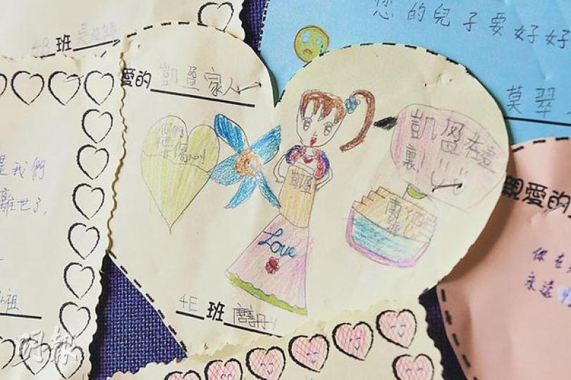 海難10歲死者徐凱盈生前就讀馬頭涌官立小學,校方發起寫心意卡活動,逾百學生以文字或繪畫表達對凱盈的懷念,圖中四年級學生便安慰凱盈的家人。(邱雅錡攝) 海難10歲死者徐凱盈生前就讀馬頭涌官立小學,校方發起寫心意卡活動,逾百學生以文字或繪畫表達對凱盈的懷念,圖中四年級學生便安慰凱盈的家人。(邱雅錡攝)
