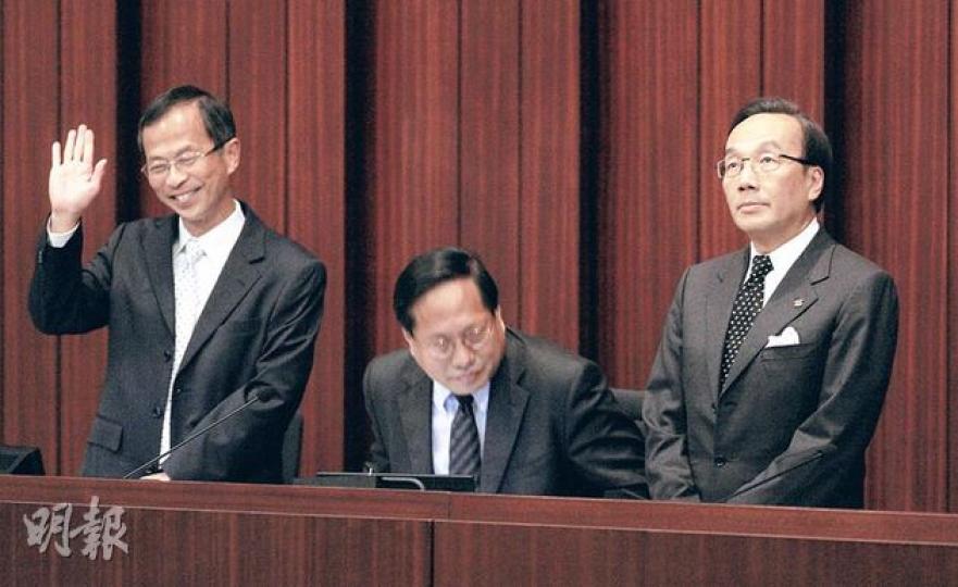 立法會明日選主席,昨日安排選舉論壇,論壇由何俊仁(中)任主持,參選者曾鈺成(左)及梁家傑(右)一起接受議員質詢。(余俊亮攝) 立法會明日選主席,昨日安排選舉論壇,論壇由何俊仁(中)任主持,參選者曾鈺成(左)及梁家傑(右)一起接受議員質詢。(余俊亮攝)