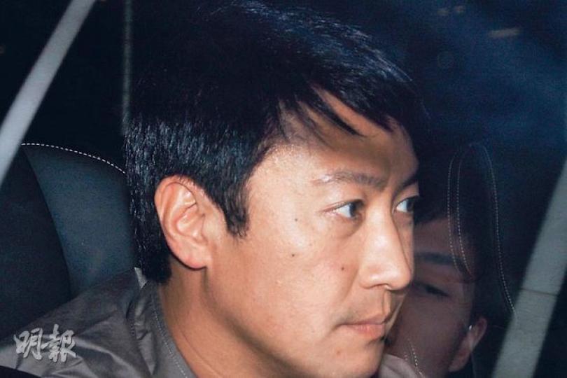 黎明安然坐在車上,到公司即快步閃入電梯。(攝影/記者﹕梁迺楠)黎明的座駕抵達公司樓下,即有保安人員攔截採訪車。(攝影/記者﹕梁迺楠) 黎明安然坐在車上,到公司即快步閃入電梯。(攝影/記者﹕梁迺楠)黎明的座駕抵達公司樓下,即有保安人員攔截採訪車。(攝影/記者﹕梁迺楠)
