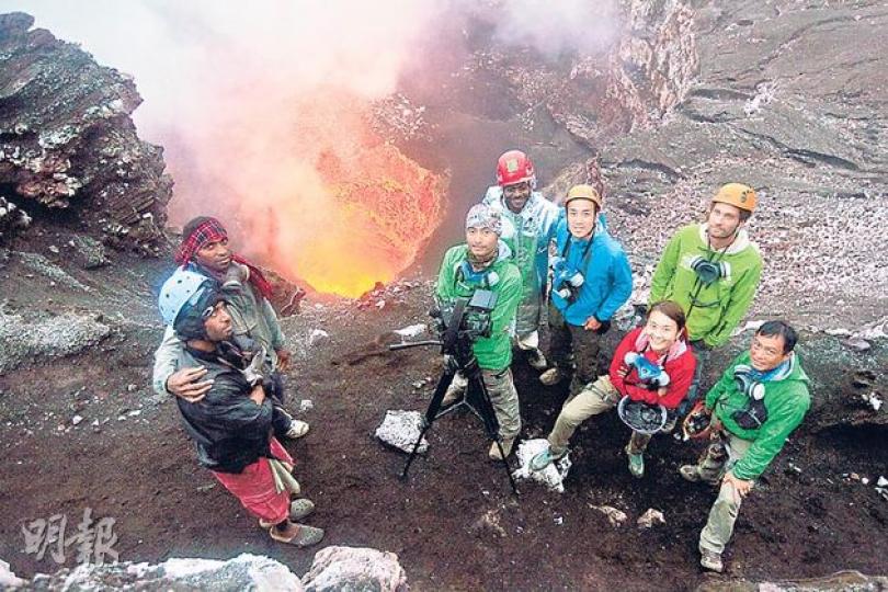 曾國祥、黃宇詩與《挑戰》攝製隊完成任務,在距離Benbow溶岩湖100米的距離留下足印,成為亞洲第一。(微博圖片)黃宇詩在火山灰平原跟大隊捱麵包不叫苦,大隊在危機四伏的環境平安歸來是難得的體驗與福分。(微博圖片)由於滿佈火山毒氣,曾國祥要戴上防毒面罩拍攝。(微博圖片) 曾國祥、黃宇詩與《挑戰》攝製隊完成任務,在距離Benbow溶岩湖100米的距離留下足印,成為亞洲第一。(微博圖片)黃宇詩在火山灰平原跟大隊捱麵包不叫苦,大隊在危機四伏的環境平安歸來是難得的體驗與福分。(微博圖片)由於滿佈火山毒氣,曾國祥要戴上防毒面罩拍攝。(微博圖片)