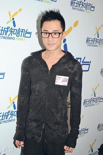林峯黑面回應被指拍《雷霆掃毒》時,用手掃到官恩娜的胸部。(攝影﹕孫華中) 林峯黑面回應被指拍《雷霆掃毒》時,用手掃到官恩娜的胸部。(攝影﹕孫華中)