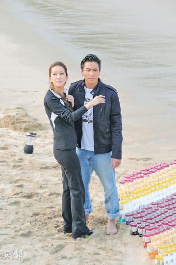 吳卓羲與傅嘉莉昨日在石澳拍攝新劇《衝上雲霄II》。(攝影/記者﹕林祖傑) 吳卓羲與傅嘉莉昨日在石澳拍攝新劇《衝上雲霄II》。(攝影/記者﹕林祖傑)