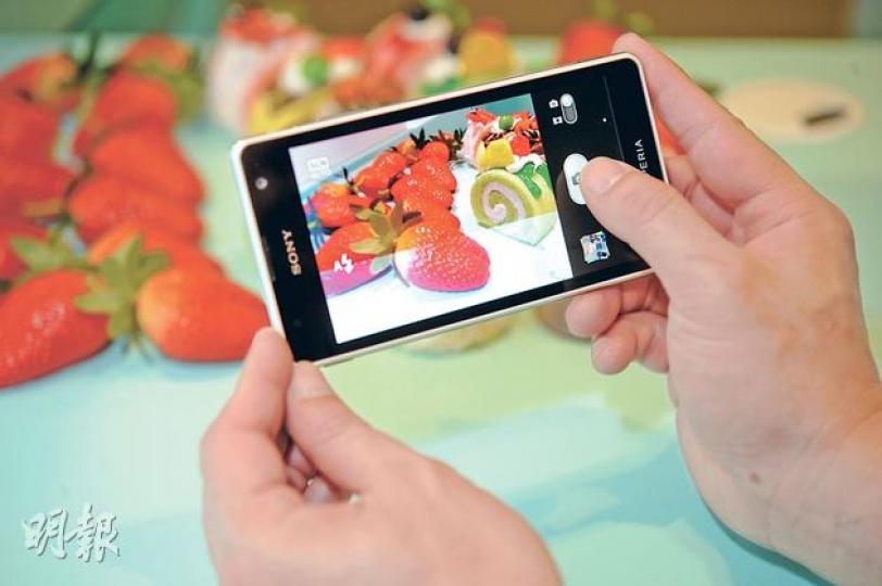 弧形之Phone。(葉思雅攝)跟擁有4.8吋屏幕的Samsung GALAXY SIII(左)相比,4.6吋的Xperia TX體積細了一個碼。(葉思雅攝)從機側可見Xperia TX的弧形線條設計。(葉思雅攝)屏幕下設有三個熱感功能按鍵。(葉思雅攝)機側設有實體拍攝快門按鍵。(葉思雅攝)全新的拍攝界面(下),比舊有Xperia NXT系列(上)簡潔。(葉思雅攝)可於其他界面上使用計算機等4個指定功能。(葉思雅攝)提供16﹕9或4﹕3拍攝模式。(葉思雅攝)拍攝紙幣後再放大瀏覽,發現連上面的細小數 弧形之Phone。(葉思雅攝)跟擁有4.8吋屏幕的Samsung GALAXY SIII(左)相比,4.6吋的Xperia TX體積細了一個碼。(葉思雅攝)從機側可見Xperia TX的弧形線條設計。(葉思雅攝)屏幕下設有三個熱感功能按鍵。(葉思雅攝)機側設有實體拍攝快門按鍵。(葉思雅攝)全新的拍攝界面(下),比舊有Xperia NXT系列(上)簡潔。(葉思雅攝)可於其他界面上使用計算機等4個指定功能。(葉思雅攝)提供16﹕9或4﹕3拍攝模式。(葉思雅攝)拍攝紙幣後再放大瀏覽,發現連上面的細小數