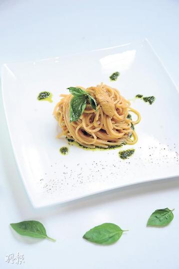 Spaghetti "Mancini" AOP with sea urchin and basil pesto. 松子、羅勒葉和少許橄欖油攪爛,加些少蒜蓉成pesto醬,拌意粉和海膽同吃,簡單鮮美。($198,Bella Vita)(葉思雅攝) Spaghetti "Mancini" AOP with sea urchin and basil pesto. 松子、羅勒葉和少許橄欖油攪爛,加些少蒜蓉成pesto醬,拌意粉和海膽同吃,簡單鮮美。($198,Bella Vita)(葉思雅攝)