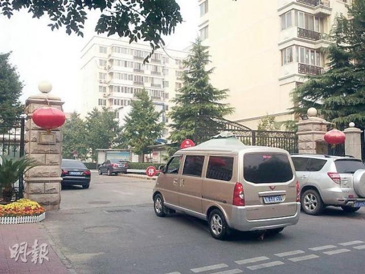 在劉曉波妻子劉霞所住的玉淵潭南路9號小區,大門可任意出入,但樓下仍有便衣24小時把守,禁止陌生人進入樓宇。(明報記者攝) 在劉曉波妻子劉霞所住的玉淵潭南路9號小區,大門可任意出入,但樓下仍有便衣24小時把守,禁止陌生人進入樓宇。(明報記者攝)