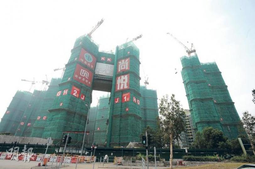 元朗尚悅由12幢大廈組成,共提供2580個單位,其中第一、二座以凱旋門式作設計,中間為屋苑主入口。(尹錦恩攝)與鄺美雲戀情曝光後,恒地營業部總經理林達民(圖右)昨日首次出席公開場合,為旗下樓盤尚悅宣傳,並透露項目將於月底前開售。(劉焌陶攝) 元朗尚悅由12幢大廈組成,共提供2580個單位,其中第一、二座以凱旋門式作設計,中間為屋苑主入口。(尹錦恩攝)與鄺美雲戀情曝光後,恒地營業部總經理林達民(圖右)昨日首次出席公開場合,為旗下樓盤尚悅宣傳,並透露項目將於月底前開售。(劉焌陶攝)