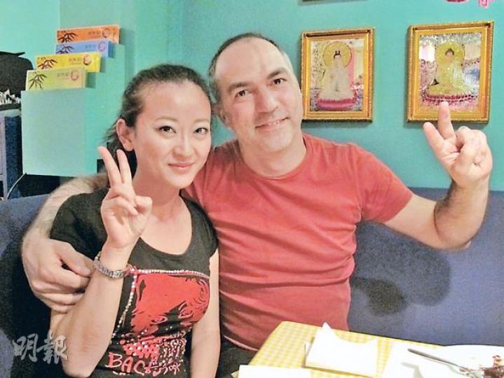 李揚(圖左)不擔心西班牙經濟衰退,影響她的就業機會,並計劃與西班牙裔的丈夫Carlos開攝影舖,由打工仔變身為老闆。(岑梽豪攝) 李揚(圖左)不擔心西班牙經濟衰退,影響她的就業機會,並計劃與西班牙裔的丈夫Carlos開攝影舖,由打工仔變身為老闆。(岑梽豪攝)