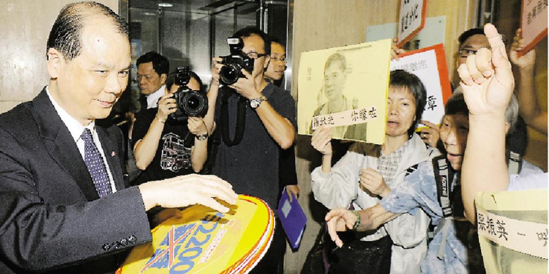 「爭取全民退休保障聯席」昨日趁政府公布長者生活津貼計劃,向勞工及福利局長張建宗(左)抗議,要求津貼不設入息資產申報。(劉焌陶攝) 「爭取全民退休保障聯席」昨日趁政府公布長者生活津貼計劃,向勞工及福利局長張建宗(左)抗議,要求津貼不設入息資產申報。(劉焌陶攝)