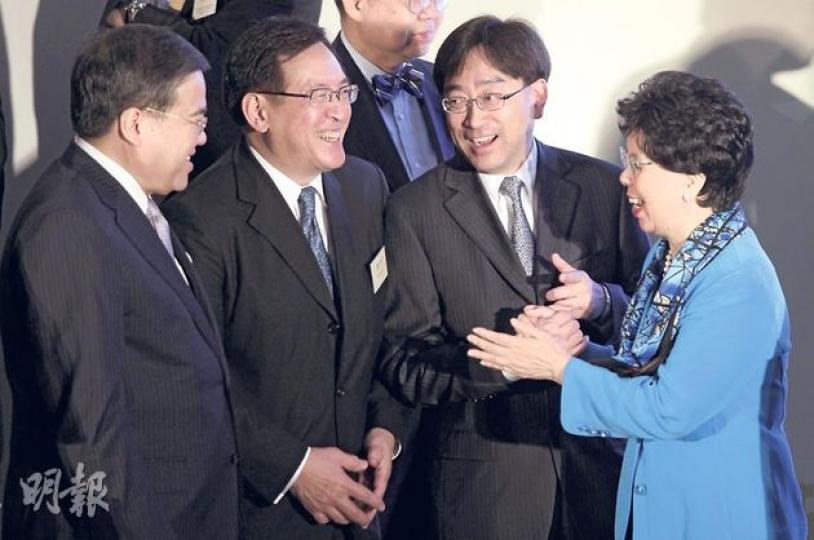 4名醫療界精英包括醫管局主席胡定旭(左起)、前食物及衛生局長周一嶽、現任食物及衛生局長高永文,以及世衛總幹事陳馮富珍,昨在「香港控煙30周年」慶祝酒會上喜相逢。高永文表示,政府計劃修例加強監管美容院,高風險醫療程序要由註冊醫生和醫務人員在指定地方進行。(郭慶輝攝) 4名醫療界精英包括醫管局主席胡定旭(左起)、前食物及衛生局長周一嶽、現任食物及衛生局長高永文,以及世衛總幹事陳馮富珍,昨在「香港控煙30周年」慶祝酒會上喜相逢。高永文表示,政府計劃修例加強監管美容院,高風險醫療程序要由註冊醫生和醫務人員在指定地方進行。(郭慶輝攝)