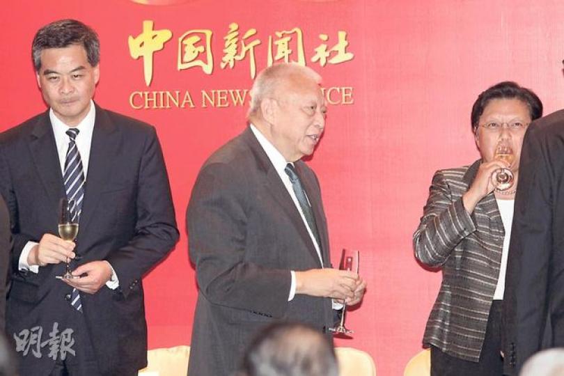 梁振英(左)又一次與經常揶揄佢嘅人大常委范徐麗泰(右)同場出現。呢次是中新社創社60周年酒會,CY同范太零交流,亦無碰杯,中間係前特首董建華。(郭慶輝攝) 梁振英(左)又一次與經常揶揄佢嘅人大常委范徐麗泰(右)同場出現。呢次是中新社創社60周年酒會,CY同范太零交流,亦無碰杯,中間係前特首董建華。(郭慶輝攝)