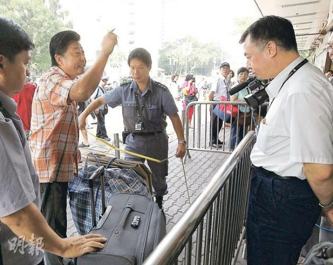 有乘客攜帶多件舊衣準備贈予鄉下親戚,結果超重,當場責罵港鐵矯枉過正,不懂變通,連累普羅大眾行程受阻。(李紹昌攝)在上水站新增的電子地磅設於下層闊閘機對出,由5至6名職員操作,行李總重量超過32公斤,地磅便會亮紅燈,警告乘客不准入閘。(李紹昌攝)港鐵加強打擊水貨客,水客紛紛轉往其他車站或進入車站內分貨。在粉嶺站月台,有中介人即場分貨予水貨客,逃避職員檢查。(李紹昌攝) 有乘客攜帶多件舊衣準備贈予鄉下親戚,結果超重,當場責罵港鐵矯枉過正,不懂變通,連累普羅大眾行程受阻。(李紹昌攝)在上水站新增的電子地磅設於下層闊閘機對出,由5至6名職員操作,行李總重量超過32公斤,地磅便會亮紅燈,警告乘客不准入閘。(李紹昌攝)港鐵加強打擊水貨客,水客紛紛轉往其他車站或進入車站內分貨。在粉嶺站月台,有中介人即場分貨予水貨客,逃避職員檢查。(李紹昌攝)