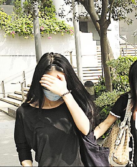 19歲少女陳秀棋(圖)被控向浸會大學提供虛假的高考證書,獲准自簽2000元守行為半年,毋須留案底。(黃建邦攝) 19歲少女陳秀棋(圖)被控向浸會大學提供虛假的高考證書,獲准自簽2000元守行為半年,毋須留案底。(黃建邦攝)