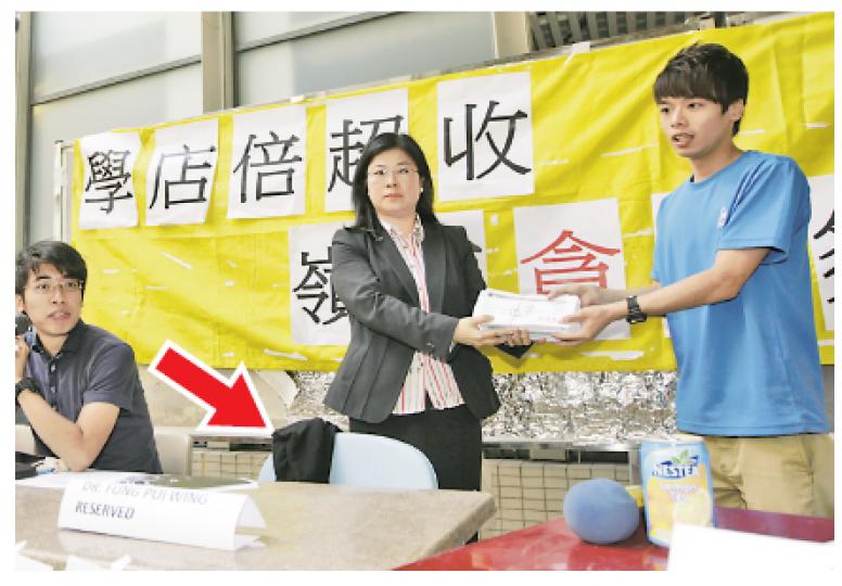 嶺大昨日舉行學生答問大會,但LUCC和LIFE負責人、兩院院長馮培榮卻缺席,學生留下空櫈(箭嘴示)以示不滿。關嶺行動代表梁智軒(右)將逾500張學生填寫的「空頭支票」遞交學院副總監周婉雯(右二),象徵要求校方兌現落空的教學承諾。(郭慶輝攝) 嶺大昨日舉行學生答問大會,但LUCC和LIFE負責人、兩院院長馮培榮卻缺席,學生留下空櫈(箭嘴示)以示不滿。關嶺行動代表梁智軒(右)將逾500張學生填寫的「空頭支票」遞交學院副總監周婉雯(右二),象徵要求校方兌現落空的教學承諾。(郭慶輝攝)