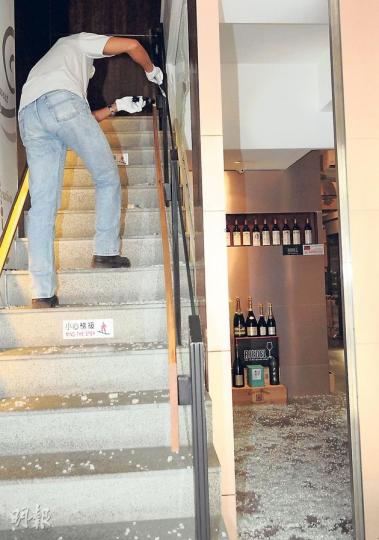 探員在通往1樓髮型屋樓梯蒐證,地下滿佈玻璃碎片。(蔡方山攝)酒窖負責人表示,疑賊人「不識貨」,故未有偷去近入口位置的名酒(圖),只盜走兩個同類酒辦空樽。(蔡方山攝) 探員在通往1樓髮型屋樓梯蒐證,地下滿佈玻璃碎片。(蔡方山攝)酒窖負責人表示,疑賊人「不識貨」,故未有偷去近入口位置的名酒(圖),只盜走兩個同類酒辦空樽。(蔡方山攝)