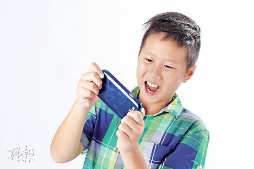 智能手機集通訊、學習、記事、娛樂於一身,十分方便,但小朋友容易將電話當成遊戲機,機不離手地打機。(林俊源攝) 智能手機集通訊、學習、記事、娛樂於一身,十分方便,但小朋友容易將電話當成遊戲機,機不離手地打機。(林俊源攝)
