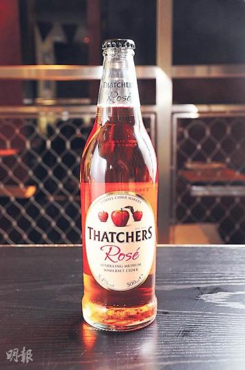 手工啤酒Thatchers Rosé Cider帶有酸甜蘋果味。($98,The Roundhouse Kitchen + Beer)(陳淑安攝)Beergarita﹕用啤酒調校出的雞尾酒,是近來美國新興的飲法,賣相新奇。($98,The Roundhouse Kitchen + Beer)(陳淑安攝)Beer Flight﹕四款啤酒均從德國進口,(左至右)包括口味清淡Erdinger Weissbier、麥味較濃的黑啤Erdinger Dunkel、限定Erdinger Oktoberfest 手工啤酒Thatchers Rosé Cider帶有酸甜蘋果味。($98,The Roundhouse Kitchen + Beer)(陳淑安攝)Beergarita﹕用啤酒調校出的雞尾酒,是近來美國新興的飲法,賣相新奇。($98,The Roundhouse Kitchen + Beer)(陳淑安攝)Beer Flight﹕四款啤酒均從德國進口,(左至右)包括口味清淡Erdinger Weissbier、麥味較濃的黑啤Erdinger Dunkel、限定Erdinger Oktoberfest