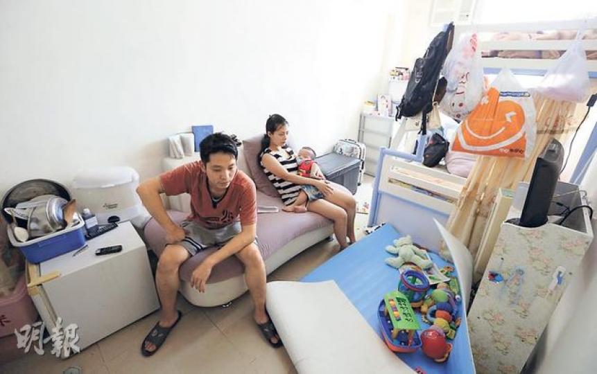 與妻兒居於觀塘百多呎劏房的葉先生(左),慨嘆連公屋凶宅也「上唔到樓」,直斥政府宿舍空置逾10年,實在太離譜。葉太(右)亦擔心劏房空氣差,令兒子氣管問題愈來愈嚴重。(李澤彤攝)葉先生所住劏房表面看來不錯,其實大廈十分殘舊,梯間日間也異常昏暗,石屎剝落處處,欄杆更整幅塌下。(李澤彤攝) 與妻兒居於觀塘百多呎劏房的葉先生(左),慨嘆連公屋凶宅也「上唔到樓」,直斥政府宿舍空置逾10年,實在太離譜。葉太(右)亦擔心劏房空氣差,令兒子氣管問題愈來愈嚴重。(李澤彤攝)葉先生所住劏房表面看來不錯,其實大廈十分殘舊,梯間日間也異常昏暗,石屎剝落處處,欄杆更整幅塌下。(李澤彤攝)