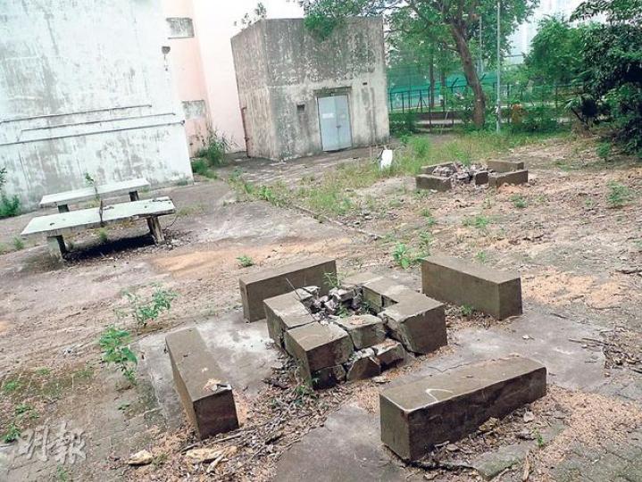 黃大仙杏林街房署宿舍自成一國,設乒乓球桌和燒烤爐,但已荒廢多年(圖)。(明報記者攝)該宿舍由外判物業管理公司管理,按規定保安員每天早午晚均要「簽簿」,記者10月1日下午2時許到訪,發現保安員已簽下「當晚10時19分」的更簿(圖,箭嘴示),反映該處長期荒廢,無人造訪,管理出問題。(明報記者攝) 黃大仙杏林街房署宿舍自成一國,設乒乓球桌和燒烤爐,但已荒廢多年(圖)。(明報記者攝)該宿舍由外判物業管理公司管理,按規定保安員每天早午晚均要「簽簿」,記者10月1日下午2時許到訪,發現保安員已簽下「當晚10時19分」的更簿(圖,箭嘴示),反映該處長期荒廢,無人造訪,管理出問題。(明報記者攝)
