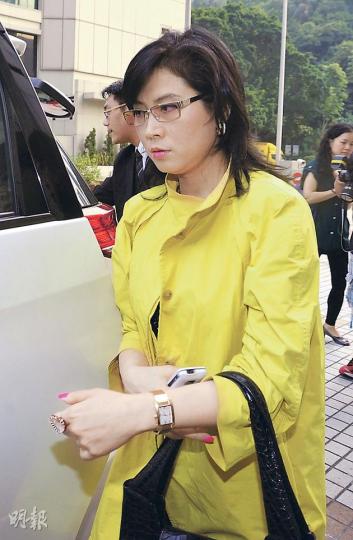 陳復生昨在大批記者包圍下離開法庭,其間面露笑容,讓記者拍照,拍照後立即收起笑容。(鄧宗弘攝)麥銘舜昨在高院出席其離婚官司聆訊,但未有回應記者提問。(李紹昌攝) 陳復生昨在大批記者包圍下離開法庭,其間面露笑容,讓記者拍照,拍照後立即收起笑容。(鄧宗弘攝)麥銘舜昨在高院出席其離婚官司聆訊,但未有回應記者提問。(李紹昌攝)