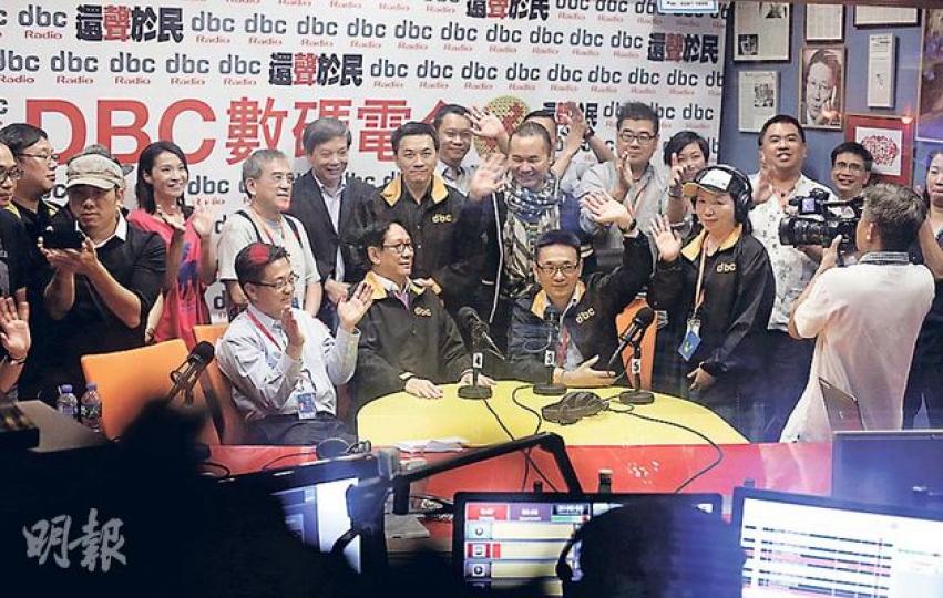 昨晚接近8時,DBC台長鄭經翰與20多名節目主持人及製作人員,齊集直播室,為停播而倒數,鄭經翰聲言,期望這次只是暫別,未來會爭取復播。(李澤彤攝) 昨晚接近8時,DBC台長鄭經翰與20多名節目主持人及製作人員,齊集直播室,為停播而倒數,鄭經翰聲言,期望這次只是暫別,未來會爭取復播。(李澤彤攝)