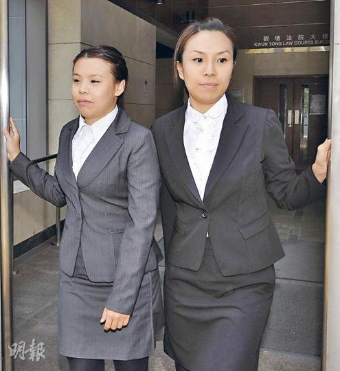 兩名「纖得掂」員工江佩彤(左)和邱杏樺(右)分別否認一項欺詐罪,昨於觀塘裁判法院受審。(葉家豪攝)「纖得掂」前運作經理梁惠蓮昨稱,案發時她是兩名被告的上司,她指老闆曾指示員工,須確保顧客不能獲得退款。(葉家豪攝) 兩名「纖得掂」員工江佩彤(左)和邱杏樺(右)分別否認一項欺詐罪,昨於觀塘裁判法院受審。(葉家豪攝)「纖得掂」前運作經理梁惠蓮昨稱,案發時她是兩名被告的上司,她指老闆曾指示員工,須確保顧客不能獲得退款。(葉家豪攝)