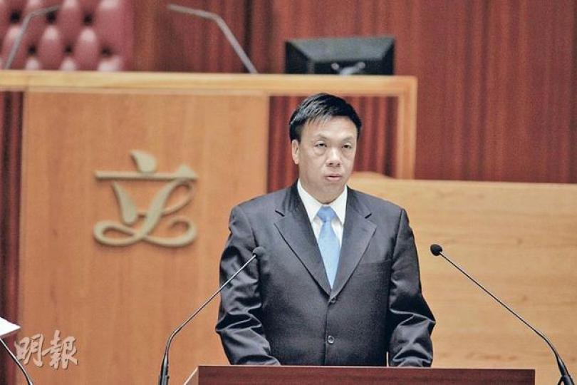 東區區議會主席鍾樹根升呢做立法會議員,早前一句唔排除辭去區會主席一職,已經引嚟3個黨友虎視眈眈。(郭慶輝攝) 東區區議會主席鍾樹根升呢做立法會議員,早前一句唔排除辭去區會主席一職,已經引嚟3個黨友虎視眈眈。(郭慶輝攝)