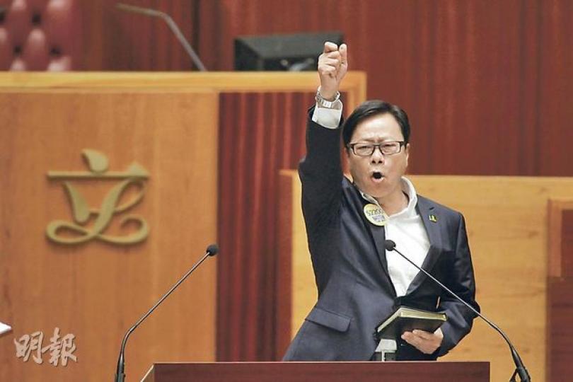 人民力量黃毓民宣誓時,以咳嗽聲替代「共和國」等字眼,會後形容自己是人民授權的議員。立法會主席曾鈺成表明,會研究這樣宣誓是否有問題。(郭慶輝攝)
人民力量黃毓民宣誓時,以咳嗽聲替代「共和國」等字眼,會後形容自己是人民授權的議員。立法會主席曾鈺成表明,會研究這樣宣誓是否有問題。(郭慶輝攝)