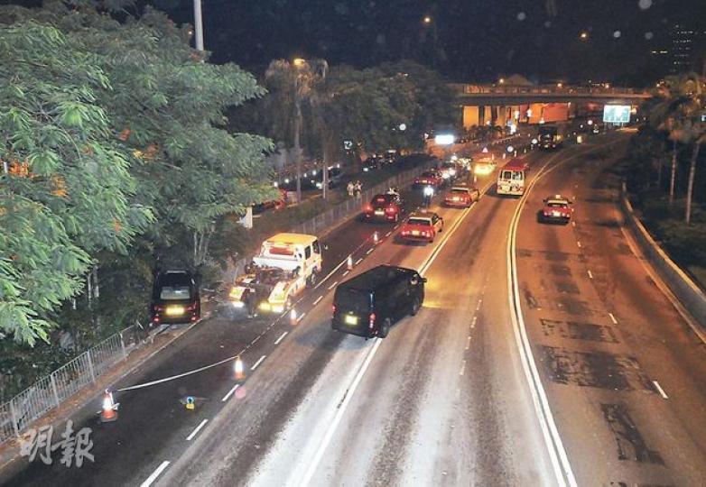 36歲男子昨凌晨駕車沿告士打道往大坑駛去,在紅隧入口對開失控剷向路邊(左下),他送院後不治,警方事後封鎖現場調查。(蔡方山攝) 36歲男子昨凌晨駕車沿告士打道往大坑駛去,在紅隧入口對開失控剷向路邊(左下),他送院後不治,警方事後封鎖現場調查。(蔡方山攝)
