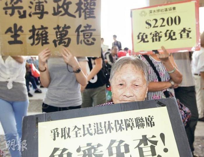 有長者團體昨日到立法會門外,爭取雙倍生果金免申報資產及入息。(郭慶輝攝) 有長者團體昨日到立法會門外,爭取雙倍生果金免申報資產及入息。(郭慶輝攝)