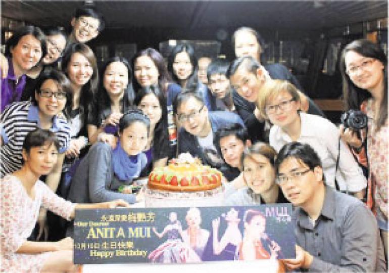 歌迷會「芳心薈」前晚舉辦遊艇聚會藉以緬懷偶像。(攝影/記者:楊安莉)
歌迷會「芳心薈」前晚舉辦遊艇聚會藉以緬懷偶像。(攝影/記者:楊安莉)