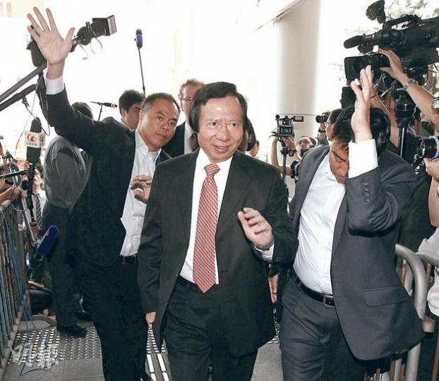 郭炳江(中)到庭時近百傳媒紛紛舉機拍攝,身後保鑣出手「護駕」。(李紹昌攝)郭炳聯昨由多名保鑣包圍,記者難以埋身。(李紹昌攝)許仕仁自被揭貪污後大肚腩不復見,不過昨日面色明顯較7月首次上庭時好。(李紹昌攝) (明報製圖) 郭炳江(中)到庭時近百傳媒紛紛舉機拍攝,身後保鑣出手「護駕」。(李紹昌攝)郭炳聯昨由多名保鑣包圍,記者難以埋身。(李紹昌攝)許仕仁自被揭貪污後大肚腩不復見,不過昨日面色明顯較7月首次上庭時好。(李紹昌攝) (明報製圖)