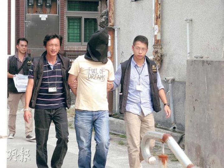 警方拘捕4男1女,涉嫌於網上訛稱出售海洋公園「全城哈囉喂」特價門票騙財,其中一名男子在元朗灰沙圍被捕,由探員押返警署扣查。(林耀華攝)被捕騙徒日前在雅虎等拍賣網站訛稱出售特平海洋公園入場券,着買家先存款到指定銀行戶口,隨即失去聯絡。(林耀華攝) 警方拘捕4男1女,涉嫌於網上訛稱出售海洋公園「全城哈囉喂」特價門票騙財,其中一名男子在元朗灰沙圍被捕,由探員押返警署扣查。(林耀華攝)被捕騙徒日前在雅虎等拍賣網站訛稱出售特平海洋公園入場券,着買家先存款到指定銀行戶口,隨即失去聯絡。(林耀華攝)