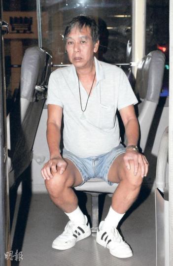 在旺角涉危險駕駛撞死途人的小巴司機(圖),意外後被警方拘捕帶署調查。(蔡方山攝)在旺角撞死途人的小巴車頭玻璃碎裂,小巴司機涉嫌危險駕駛導致他人死亡被捕。(蔡方山攝) 在旺角涉危險駕駛撞死途人的小巴司機(圖),意外後被警方拘捕帶署調查。(蔡方山攝)在旺角撞死途人的小巴車頭玻璃碎裂,小巴司機涉嫌危險駕駛導致他人死亡被捕。(蔡方山攝)