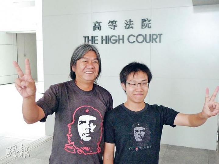 匯豐入稟「一籃子」控告未經同意進入者,立法會議員長毛梁國雄(左)偕助理黃浩銘昨表示亦曾路經該處,欲自認被告抗辯。惟得悉匯豐收窄指控20人,他們決定不加入被告行列。(何偉畧攝) 匯豐入稟「一籃子」控告未經同意進入者,立法會議員長毛梁國雄(左)偕助理黃浩銘昨表示亦曾路經該處,欲自認被告抗辯。惟得悉匯豐收窄指控20人,他們決定不加入被告行列。(何偉畧攝)