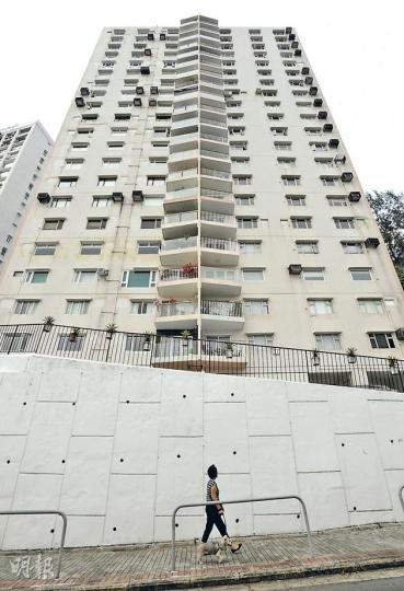 龔仁心在龔如心逝世前,一直住在華懋旗下的旭龢道大學閣車路下的僭建單位,近月已搬入摩星嶺道華亭閣,居住面積2100方呎。(余俊亮攝) 龔仁心在龔如心逝世前,一直住在華懋旗下的旭龢道大學閣車路下的僭建單位,近月已搬入摩星嶺道華亭閣,居住面積2100方呎。(余俊亮攝)