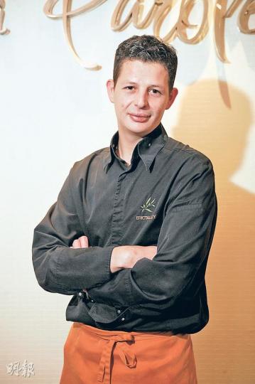 La Parole行政總廚Eric Taluy(葉思雅、陳淑安攝)(圖2)(葉思雅、陳淑安攝)薰衣草蜂蜜棉花糖(A) - 這是秋季晚餐甜品Candie box。Eric指出,盛夏5、6月時法國的薰衣草便會開花,此時蜜蜂採蜜而釀出來的蜂蜜就是lavender honey,用此來做棉花糖可突出其濃烈花香。(葉思雅、陳淑安攝) La Parole行政總廚Eric Taluy(葉思雅、陳淑安攝)(圖2)(葉思雅、陳淑安攝)薰衣草蜂蜜棉花糖(A) - 這是秋季晚餐甜品Candie box。Eric指出,盛夏5、6月時法國的薰衣草便會開花,此時蜜蜂採蜜而釀出來的蜂蜜就是lavender honey,用此來做棉花糖可突出其濃烈花香。(葉思雅、陳淑安攝)