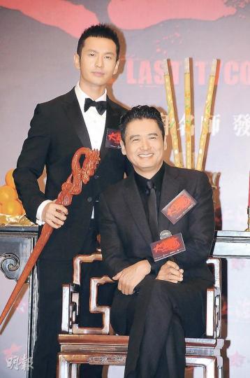 周潤發大讚黃曉明在《大上海》的演出令人耳目一新。(攝影:孫華中)黃曉明跪地向周潤發拜師。(攝影:孫華中)洪金寶(左)與吳鎮宇(右)大讚周潤發非常專業。(攝影:孫華中)劉偉強被指在拍攝現場兇神惡煞。(攝影:孫華中) 周潤發大讚黃曉明在《大上海》的演出令人耳目一新。(攝影:孫華中)黃曉明跪地向周潤發拜師。(攝影:孫華中)洪金寶(左)與吳鎮宇(右)大讚周潤發非常專業。(攝影:孫華中)劉偉強被指在拍攝現場兇神惡煞。(攝影:孫華中)