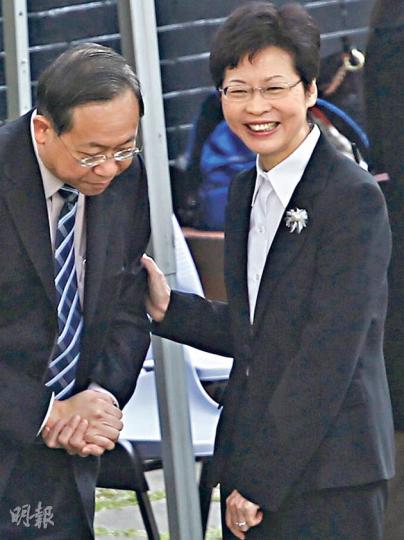 政務司長林鄭月娥（右）昨日在中環出席紀念保衛香港捐軀人士活動後，表明政府不會修訂或延遲長者生活津貼撥款方案，旁為保安局長黎棟國。（李紹昌攝）