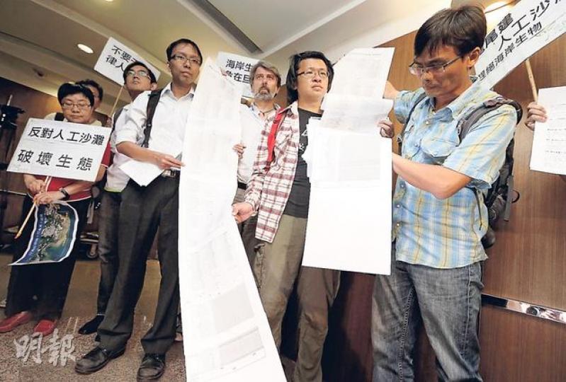 16個環保團體的代表昨到申訴專員公署，投訴政府部門於龍尾建人造沙灘，指當局的環評不全面，沒有發現罕有生態，便決定建人工沙灘破壞生態。（李澤彤攝）