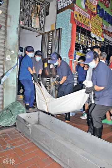 49歲劉姓鳳姐在其油麻地上海街劏房被殺，死者全身赤裸，頸上有多處刀傷，其屍體昨晚由仵工舁走，等候剖屍確定死亡時間及死因。（伍浦鋒攝）上海街一名全裸的鳳姐離奇遭人殺害，西九龍總區重案組正全方位追緝兇徒，鑑證科人員昨晚在現場蒐證，掃指模範圍包括梯間信箱及欄杆。（樊銳昌攝）鑑證科人員晚上帶同光學儀器到案發單位內蒐集證據如指模、體液等，其間房內不時透出陣陣綠光，引來大批途人圍觀。（樊銳昌攝）
