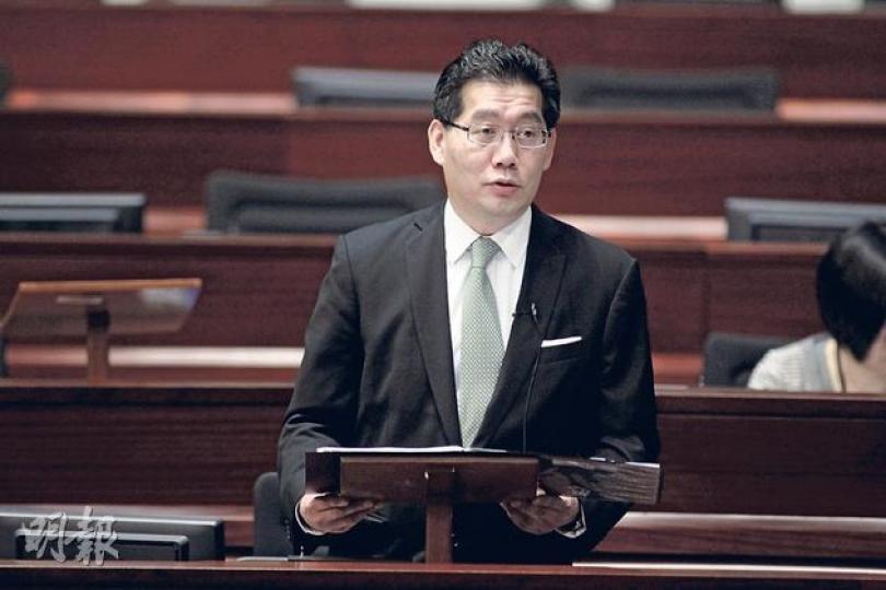 商務及經濟發展局長蘇錦樑明日將會出席立法會資訊科技及廣播事務委員會會議，解釋政府在DBC一事上的立場。（郭慶輝攝）