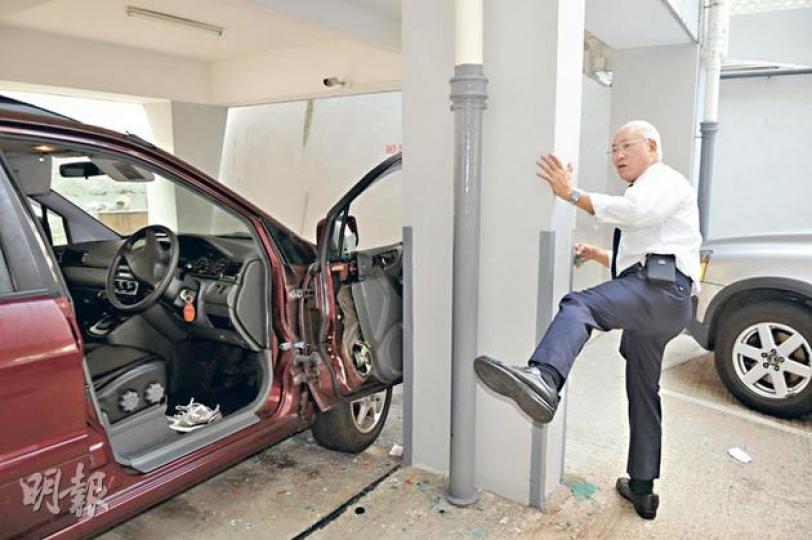 英籍車主疑因下車時忘記拉手掣，其左腳被車門及停車場石屎柱夾住，動彈不得，目擊意外的保安員（圖）事後向記者示範英漢左腳被夾時姿勢。（林智傑攝）62歲英籍游泳學校高層（圖）昨晨在跑馬地藍塘道停泊七人車欲檢查時，七人車突溜後把他的腳夾傷，但警方其後發現他涉酒後駕駛，遂拘捕他。（楊家欣攝）