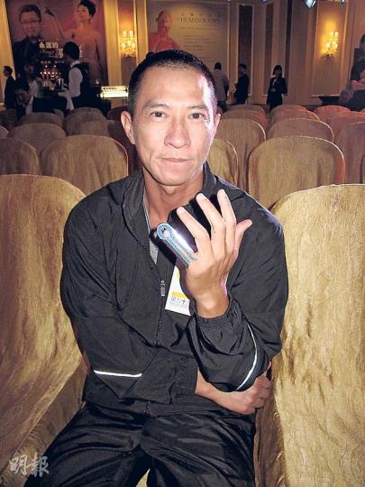 張家輝日前拍攝一場打鬥戲，卻不慎撞傷尾指甩掉兩節骨，認真慘情。（攝影/記者：鍾一虹）