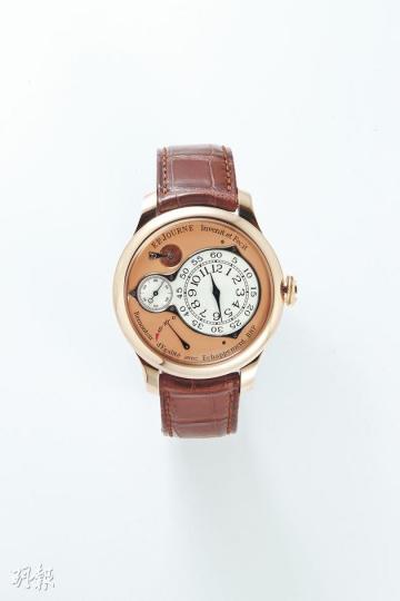 Chronomètre Optimum腕表（林俊源攝）位於表盤左上方的小孔，透視了腕表的恆定力裝置運作。紅金色的十齒齒輪，每秒轉動一格，平均地將能量輸送到擒縱裝置上。（林俊源攝）表背右上方是恆定力裝置的另一面，F.P. Journe巧妙地將恆定力裝置底部安插了一枚指針，但裝置轉動一格，指針亦會移動一格，剛好能夠作為跳秒指示的功能。有趣的是因為裝置設於表底，指針以逆時針方向運行。（林俊源攝）F.P. Journe表示，香港是緊接東京之後全球第二個Chronomètre Optimum腕表到訪的地方