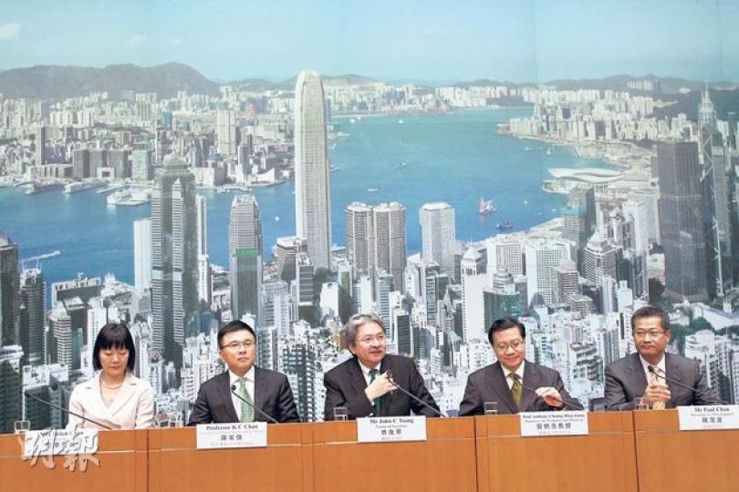 新界社團聯會多名立法會議員陳恒鑌（左起）、葛珮帆及梁志祥，昨於政府總部外示威，要求加快開發土地，應付房屋需要。（葉家豪攝）