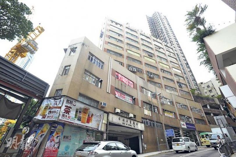 市建局昨宣布斥資12億元收購及重建位於堅尼地城的祥興工業大廈，預料最快可於2018年至2019年完成重建，提供180個中小型住宅單位，但12層樓中有3層已被發展商「落釘」，統一業權有難度。（葉家豪攝）本身是祥興工業大廈5樓業主的業主立案法團主席陳先生指出，大廈有三成單位是由發展商持有，不少單位已空置多年。（葉家豪攝）
