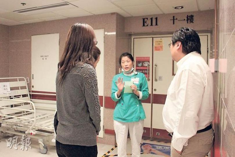 DR美容集團輸液事故發生多時，公司昨日始派出兩名女職員（左）到醫院探望事主，但被醫護引述病人稱「暫不想見人」為由拒絕接見。據悉，職員早前往探望其餘兩名留院事主時，也同樣被病人或家屬拒見。（邱雅錡攝）
